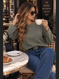 Sweter khaki z dekoltem w łódkę i subtelną aplikacją